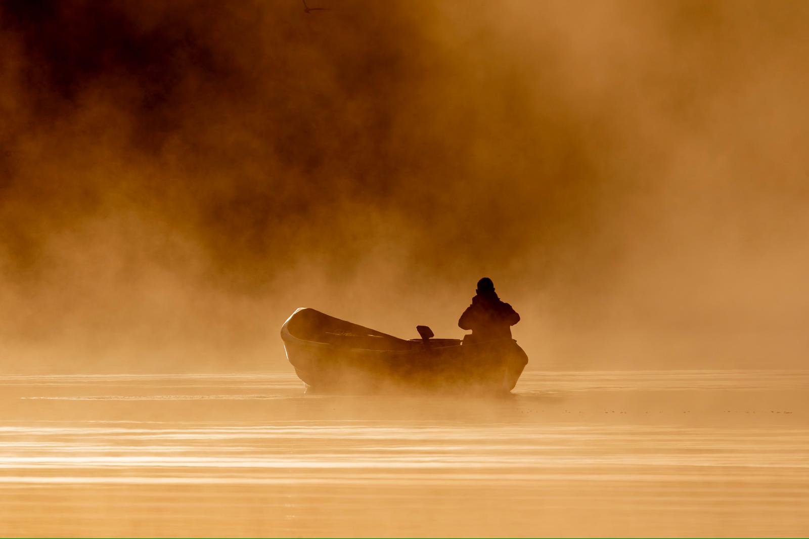 Fischer im Morgennebel bei der Arbeit